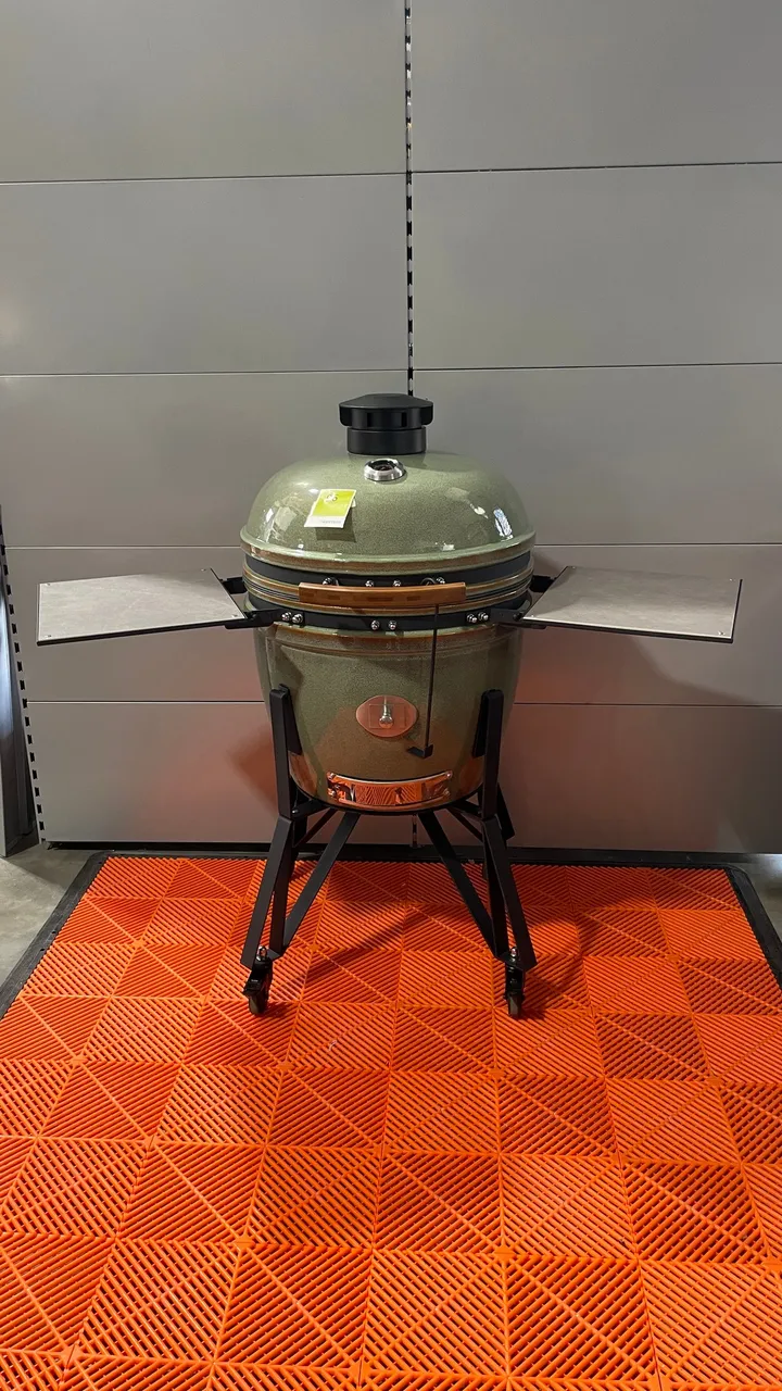 Keramik-Kamado Grill grün auf Rollgestell
